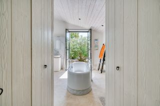 prestigious house 8 Rooms for sale on LOIX (17111)