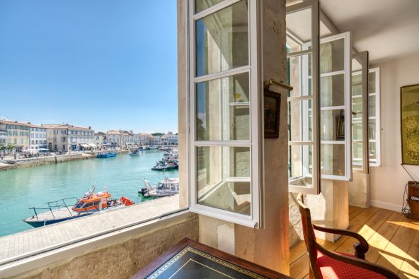 Sale Prestigious house Saint-Martin-de-Ré 7 Rooms 162 m²