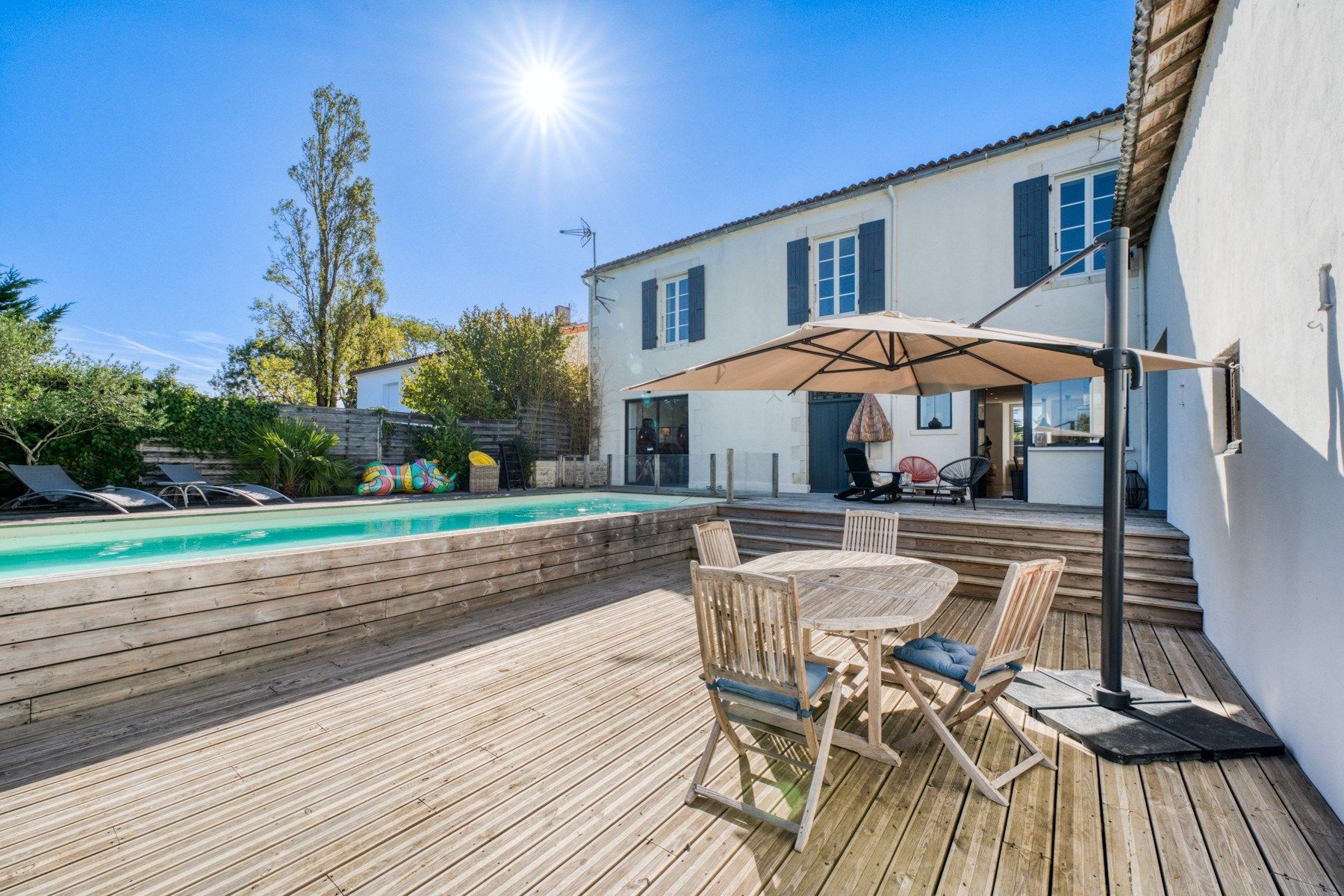 prestigious house 7 Rooms for sale on STE SOULLE (17220)