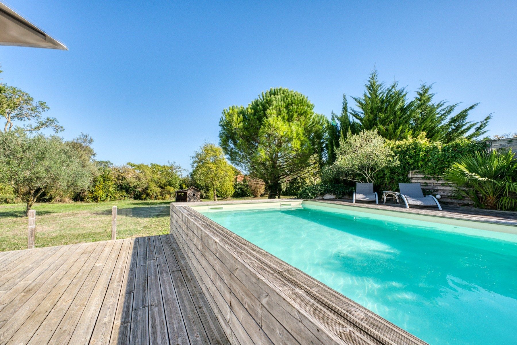 prestigious house 7 Rooms for sale on STE SOULLE (17220)