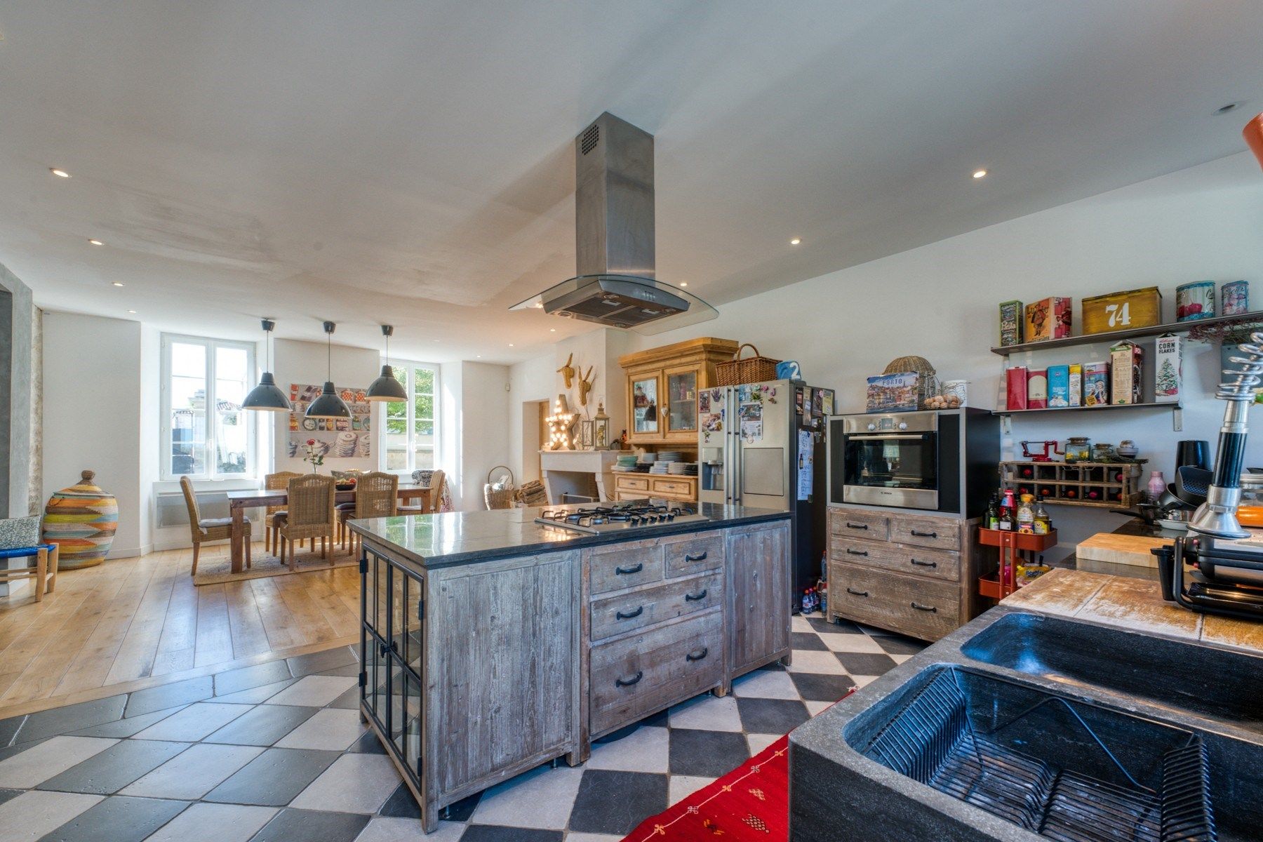 prestigious house 7 Rooms for sale on STE SOULLE (17220)