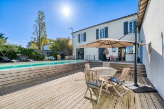 prestigious house 7 Rooms for sale on STE SOULLE (17220)