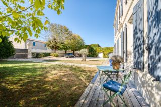 prestigious house 7 Rooms for sale on STE SOULLE (17220)