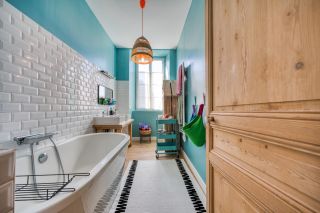 prestigious house 7 Rooms for sale on STE SOULLE (17220)