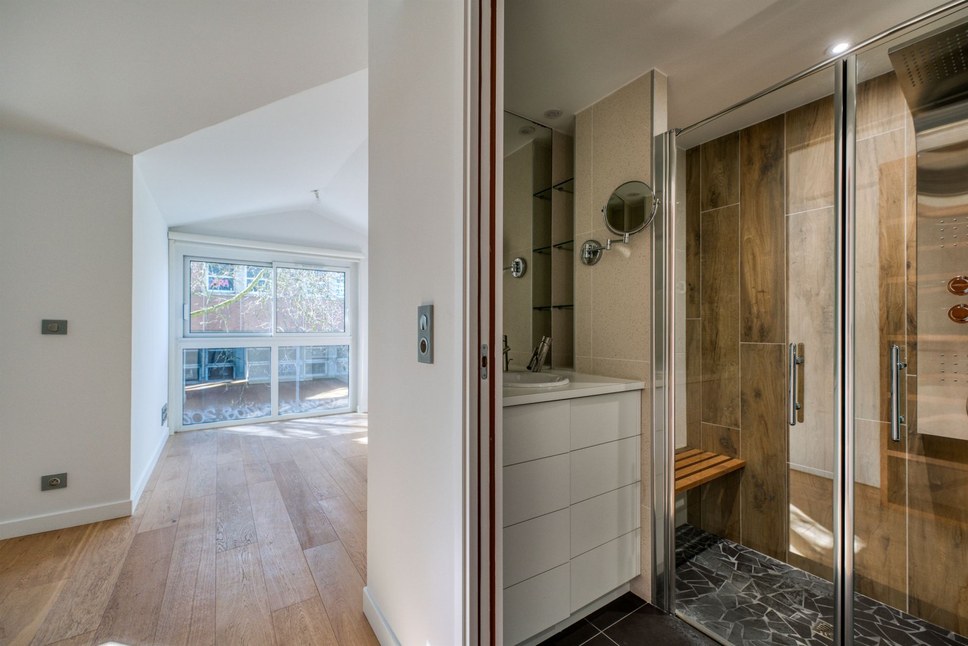 prestigious apartment 4 Rooms for sale on LA ROCHELLE (17000)