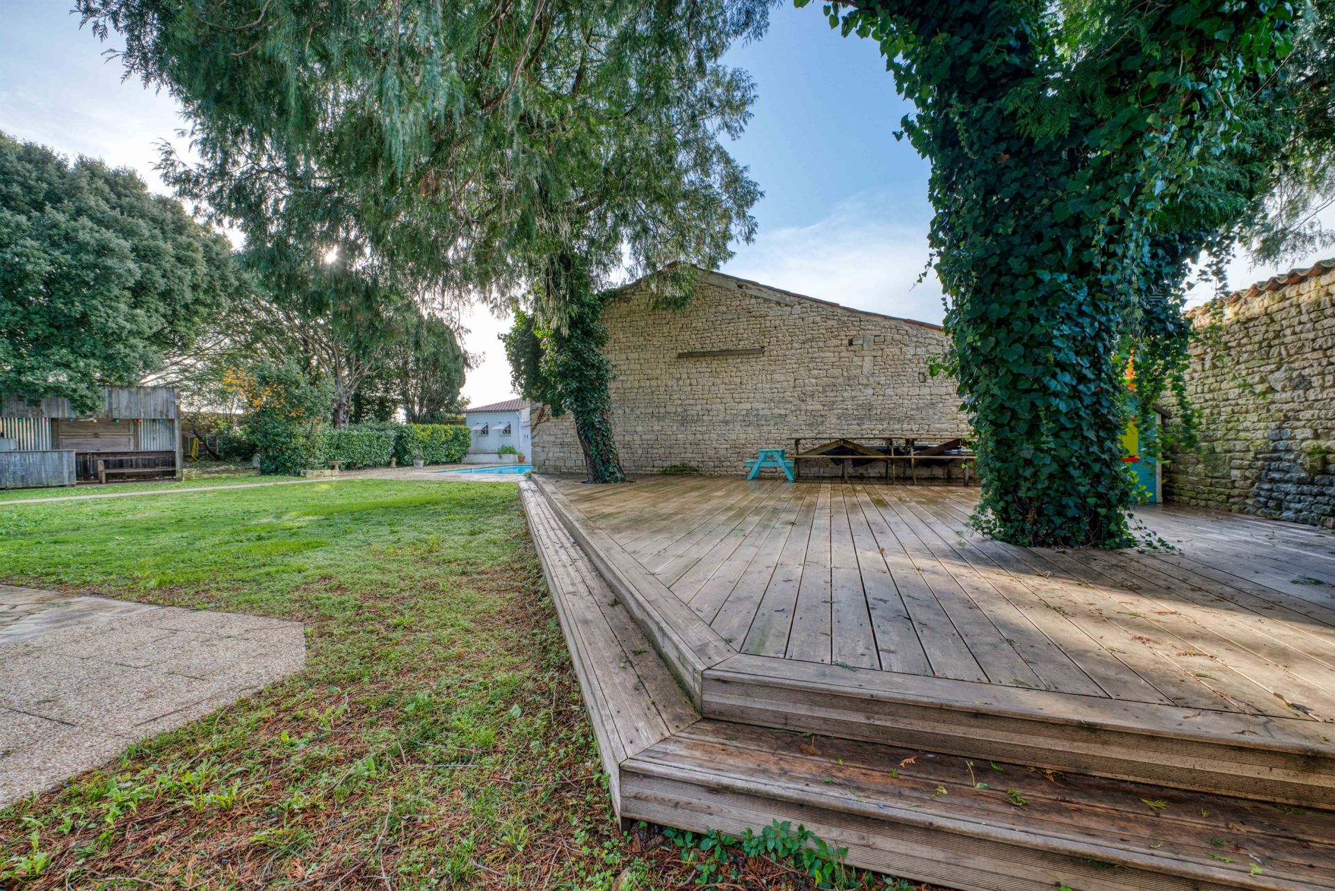 prestigious property 10 Rooms for sale on CLAVETTE (17220)