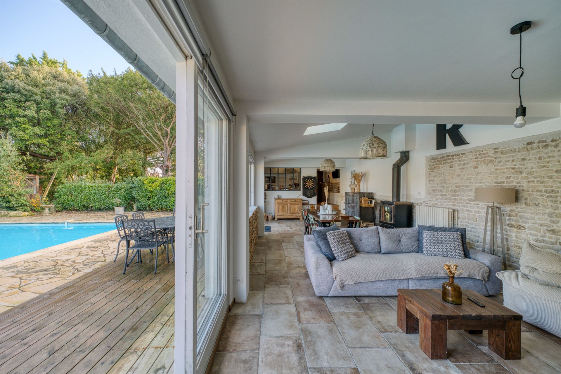 prestigious property 10 Rooms for sale on CLAVETTE (17220)