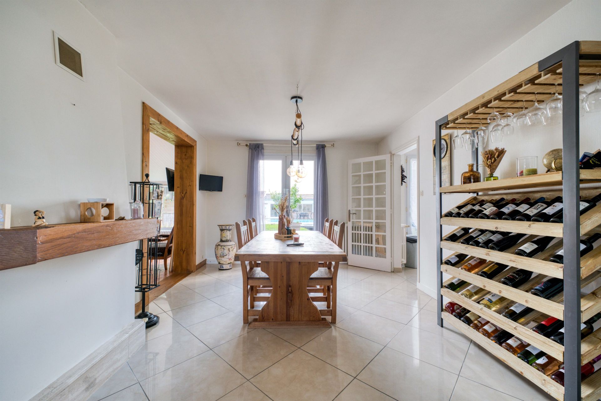 prestigious property 10 Rooms for sale on CLAVETTE (17220)