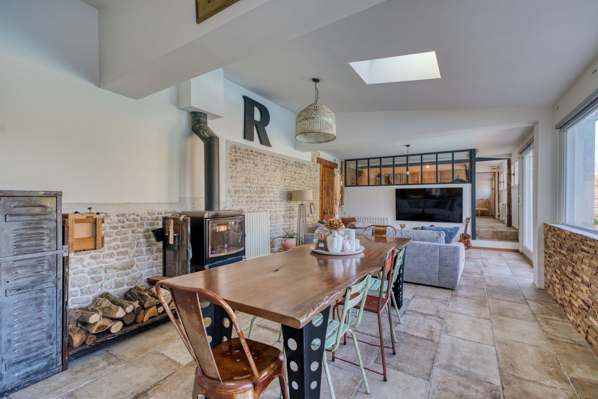 prestigious property 10 Rooms for sale on CLAVETTE (17220)