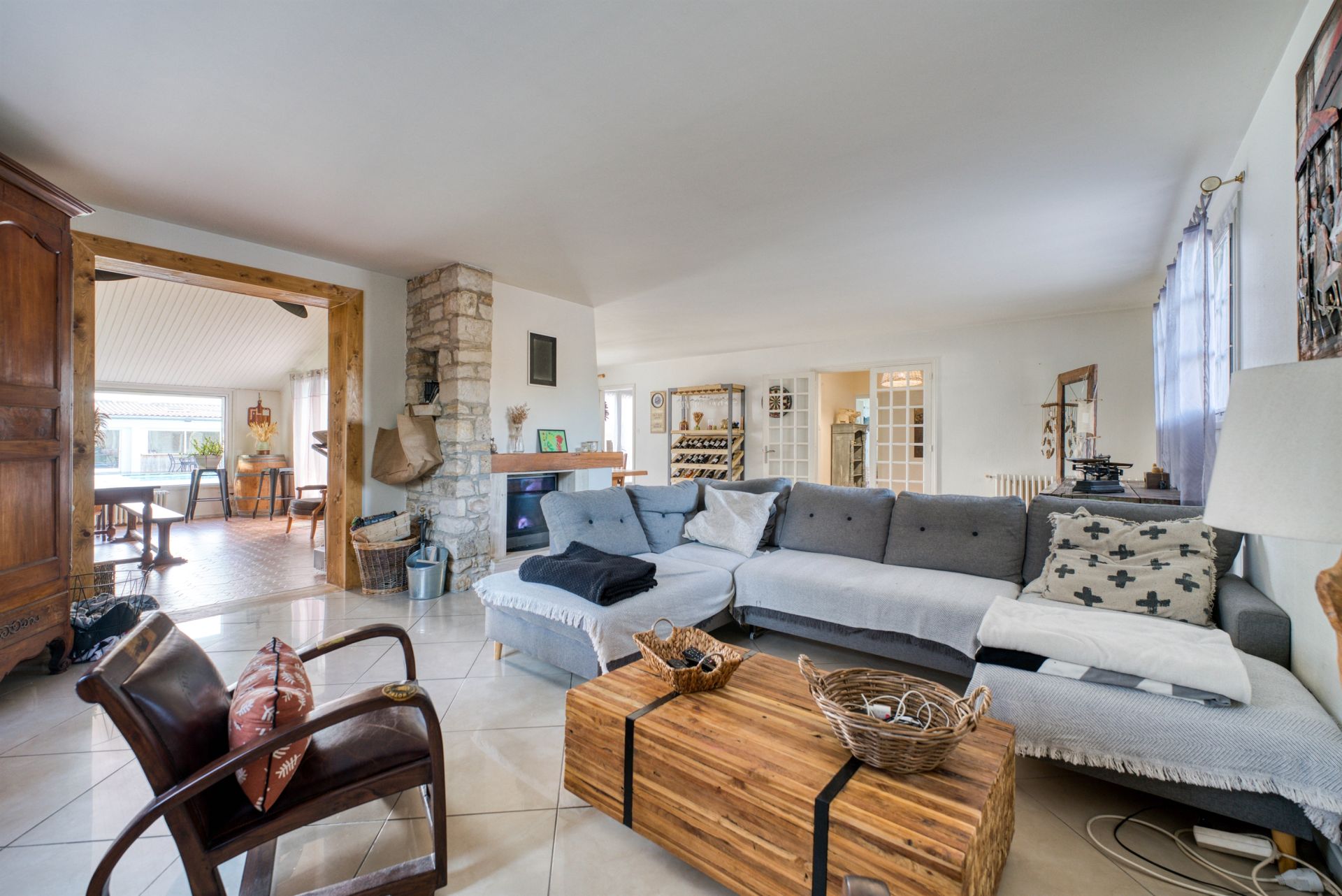 prestigious property 10 Rooms for sale on CLAVETTE (17220)