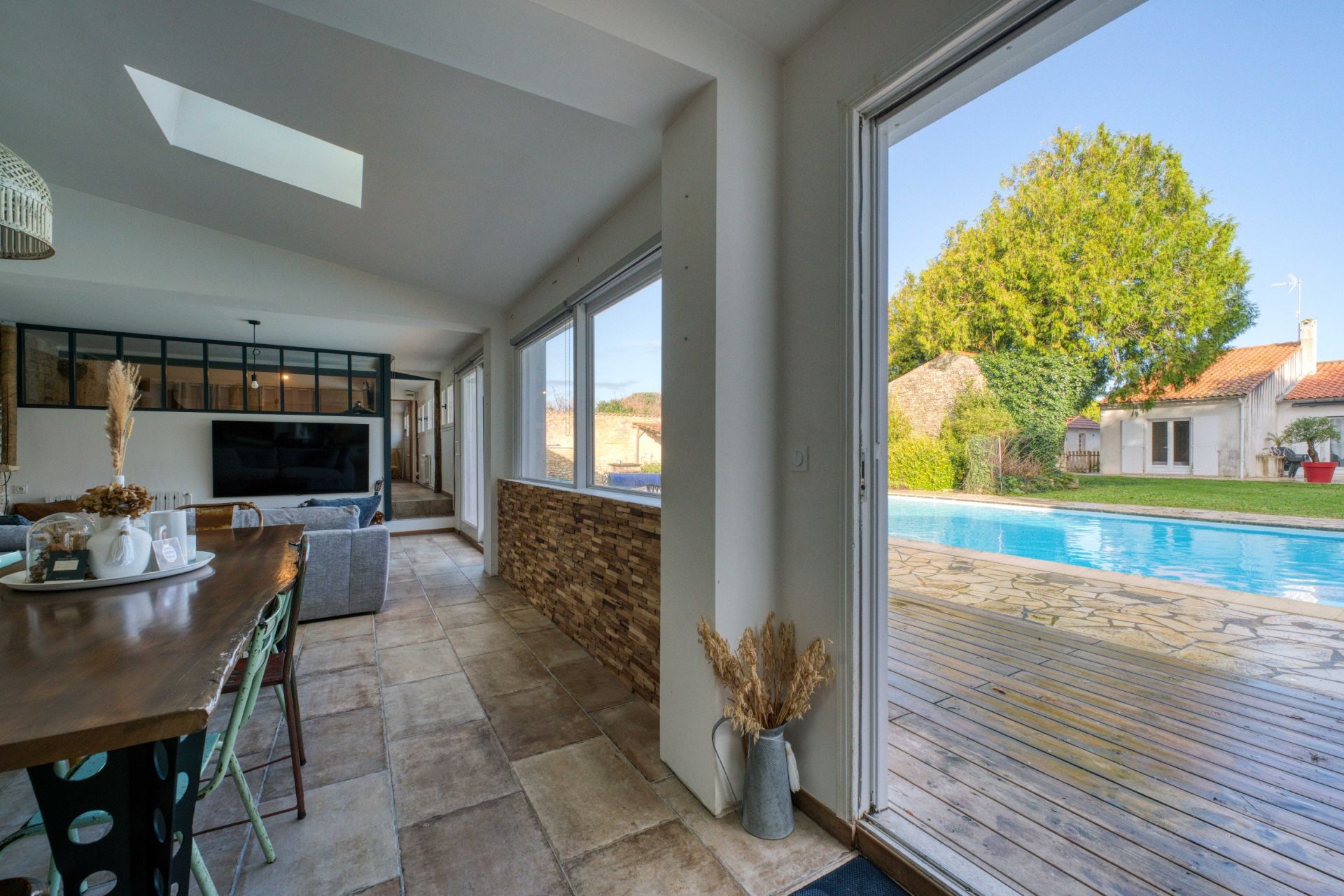 prestigious property 10 Rooms for sale on CLAVETTE (17220)