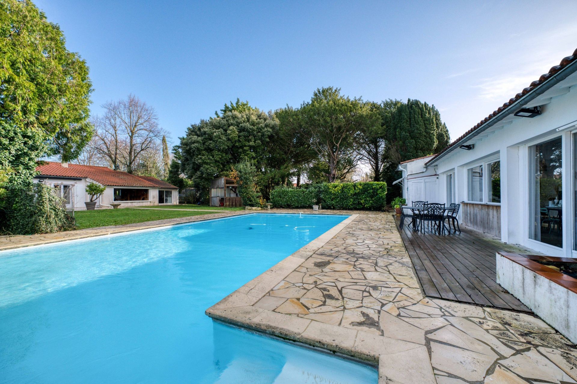 prestigious property 10 Rooms for sale on CLAVETTE (17220)