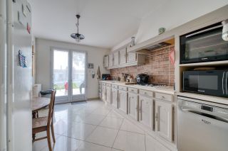 prestigious property 10 Rooms for sale on CLAVETTE (17220)