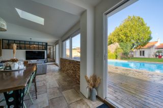 prestigious property 10 Rooms for sale on CLAVETTE (17220)