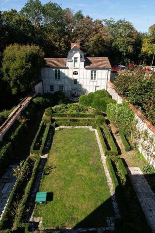 prestigious mansion 15 Rooms for sale on LA ROCHELLE (17000)