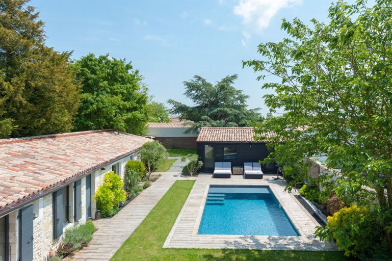 prestigious property 10 Rooms for sale on LA ROCHELLE (17000)