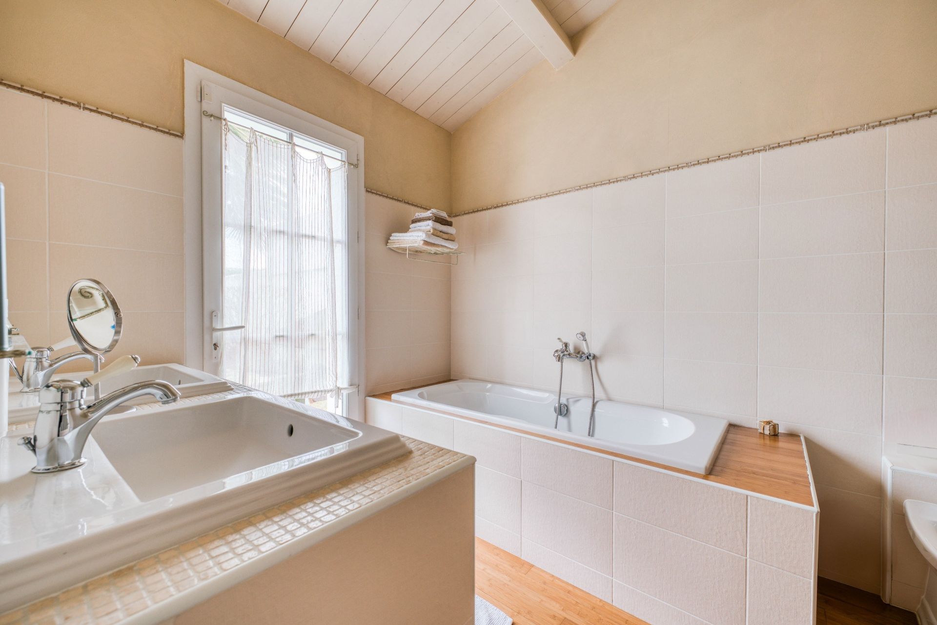 prestigious house 6 Rooms for sale on RIVEDOUX PLAGE (17940)