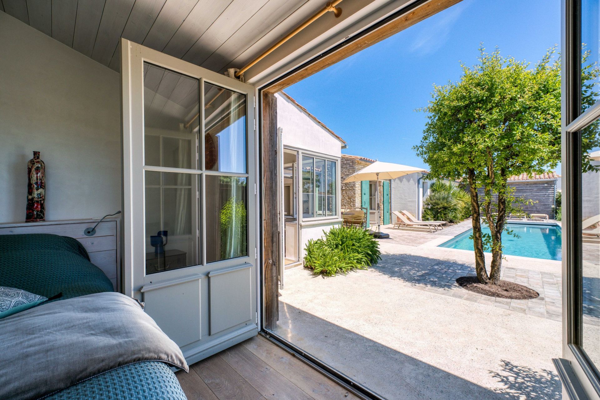 prestigious house 6 Rooms for sale on LOIX (17111)