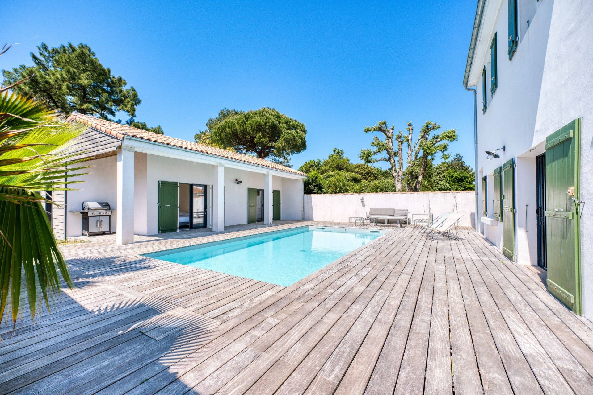 prestigious house 9 Rooms for sale on LA COUARDE SUR MER (17670)