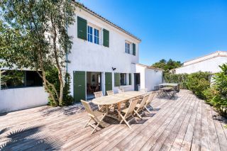 prestigious house 9 Rooms for sale on LA COUARDE SUR MER (17670)