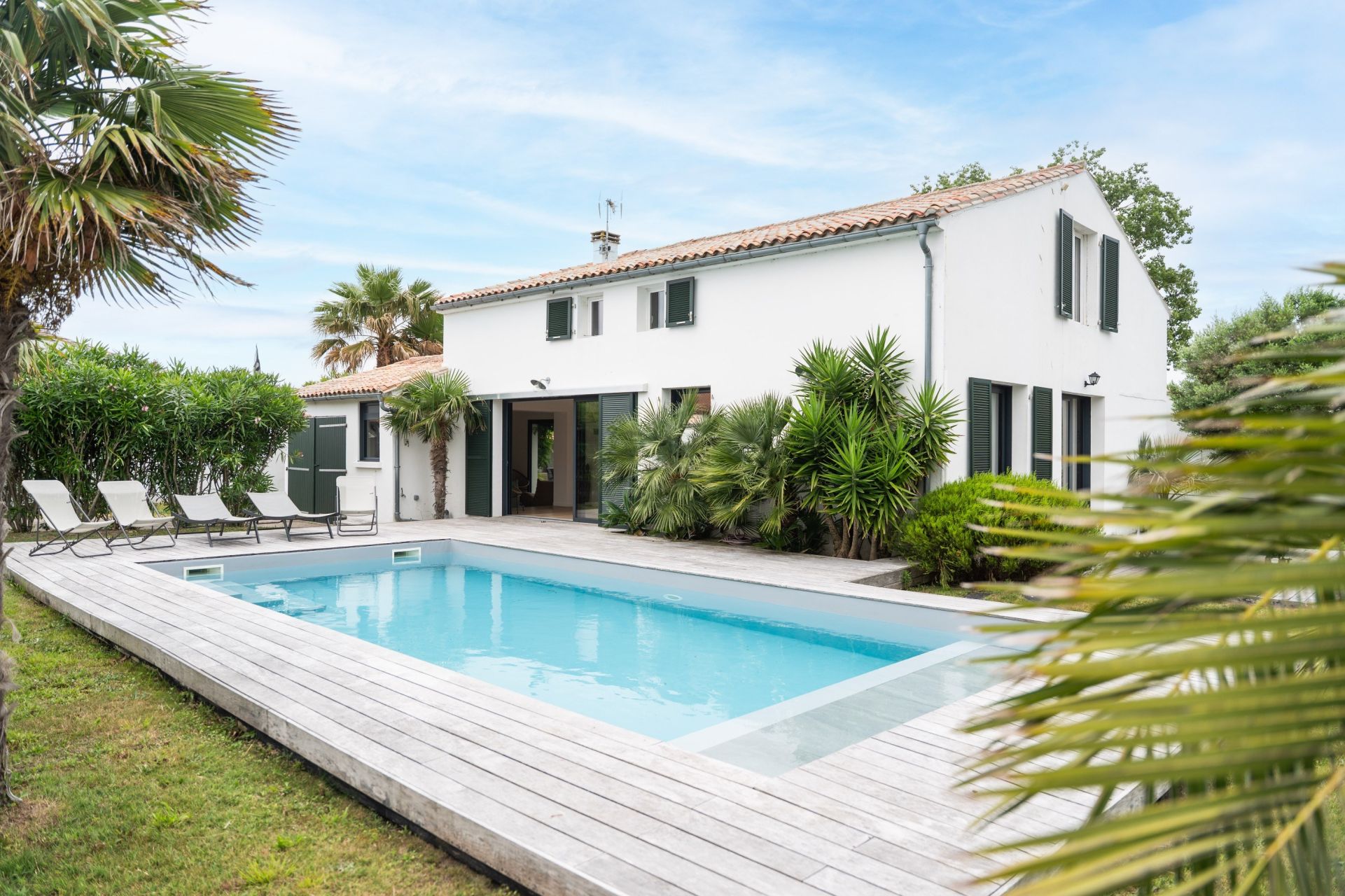prestigious house 9 Rooms for sale on LA COUARDE SUR MER (17670)