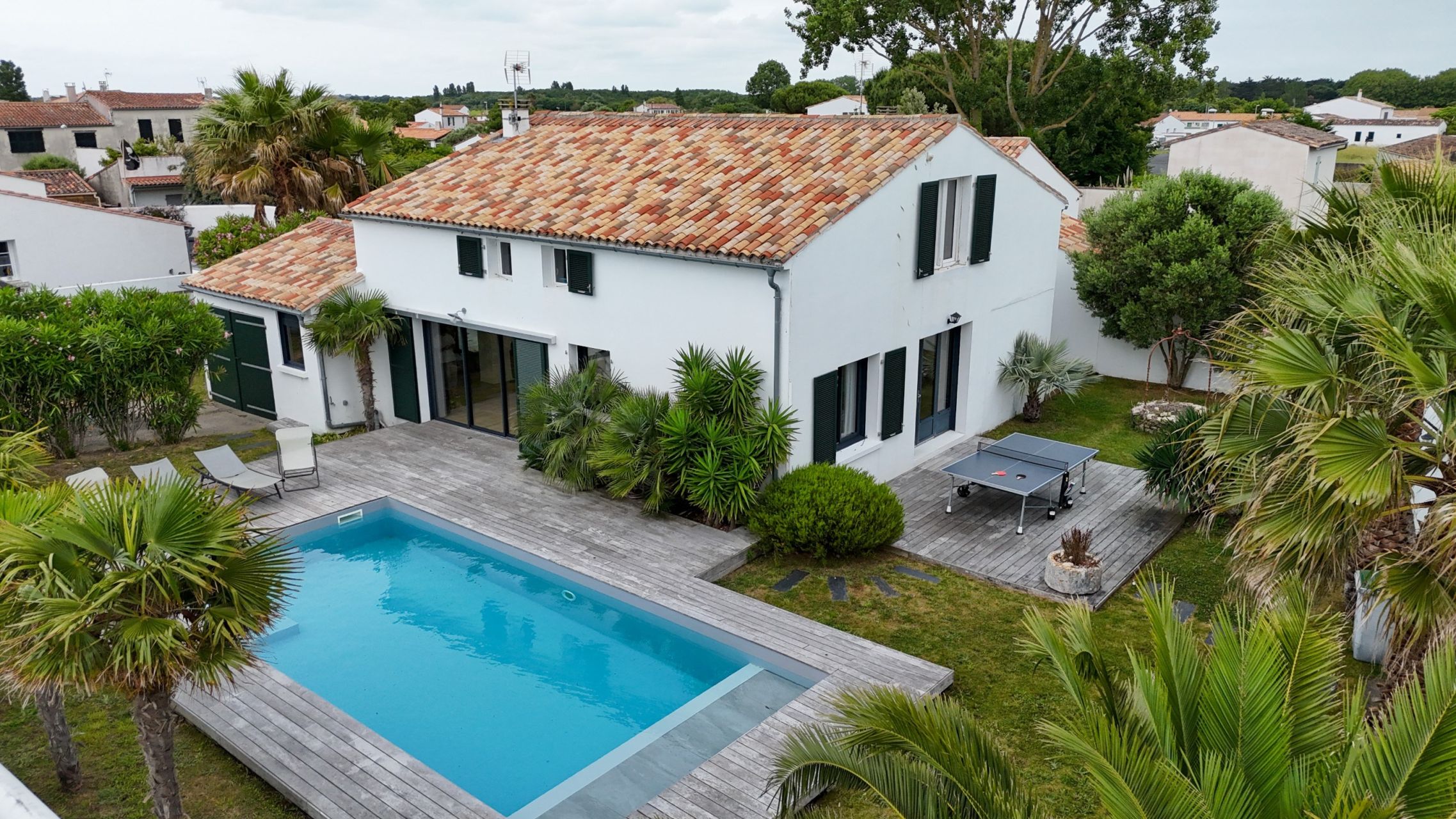 prestigious house 9 Rooms for sale on LA COUARDE SUR MER (17670)