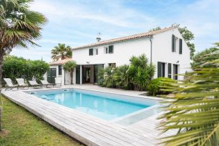 prestigious house 9 Rooms for sale on LA COUARDE SUR MER (17670)