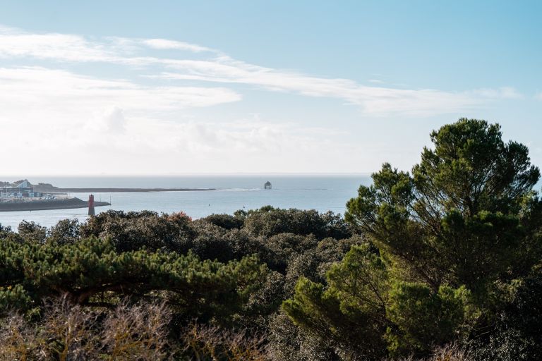 prestigious apartment 4 Rooms for sale on LA ROCHELLE (17000)