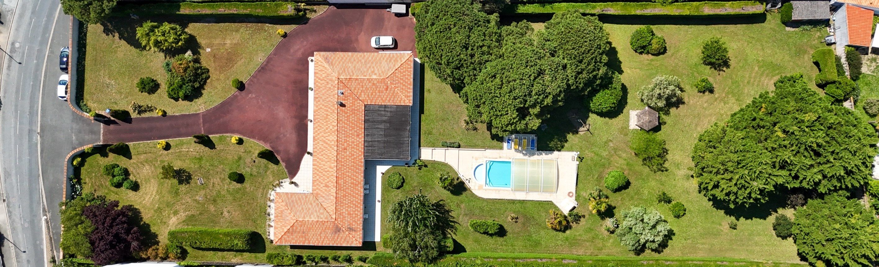 prestigious house 6 Rooms for sale on AYTRE (17440)