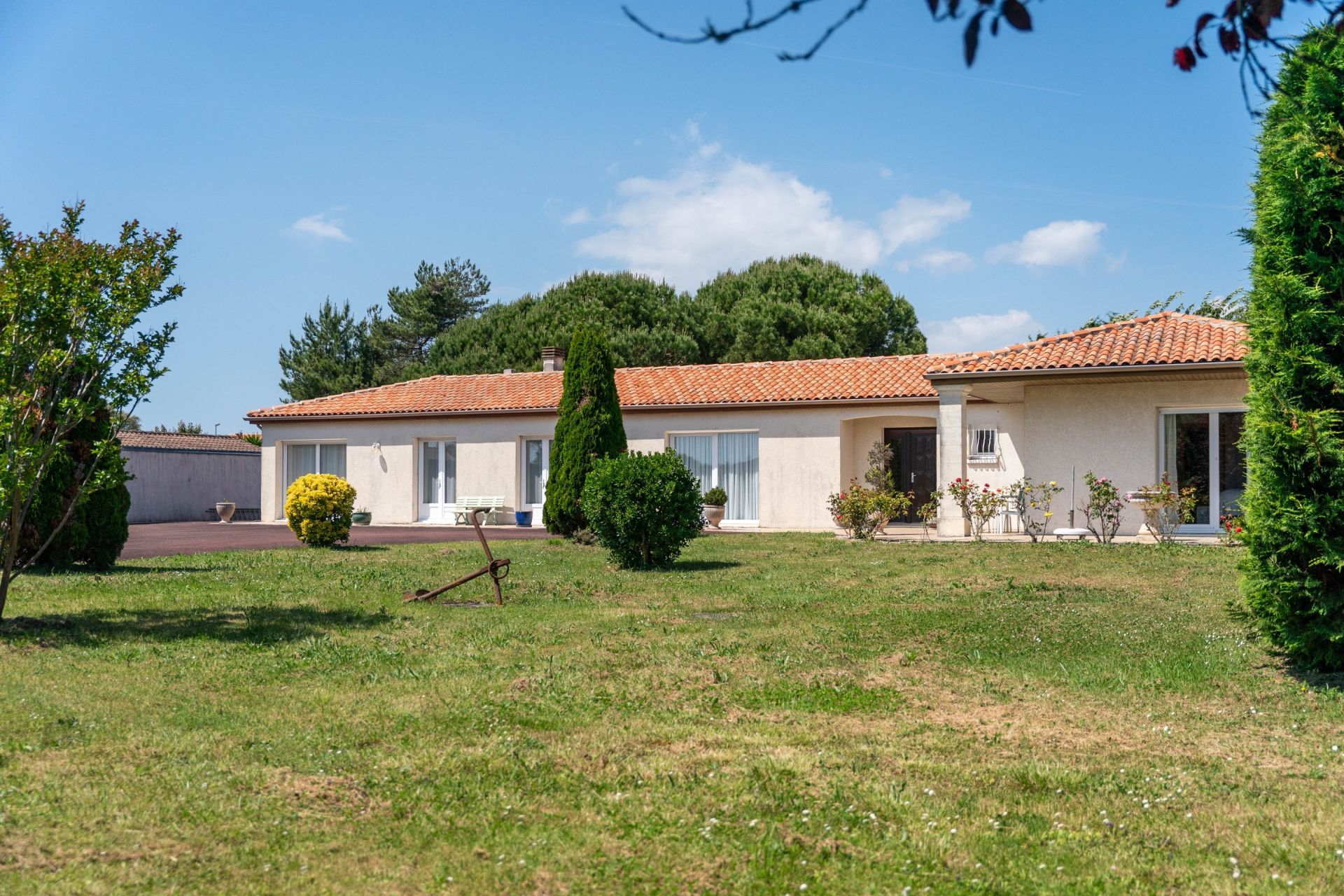 prestigious house 6 Rooms for sale on AYTRE (17440)