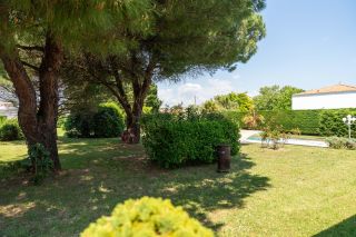 prestigious house 6 Rooms for sale on AYTRE (17440)