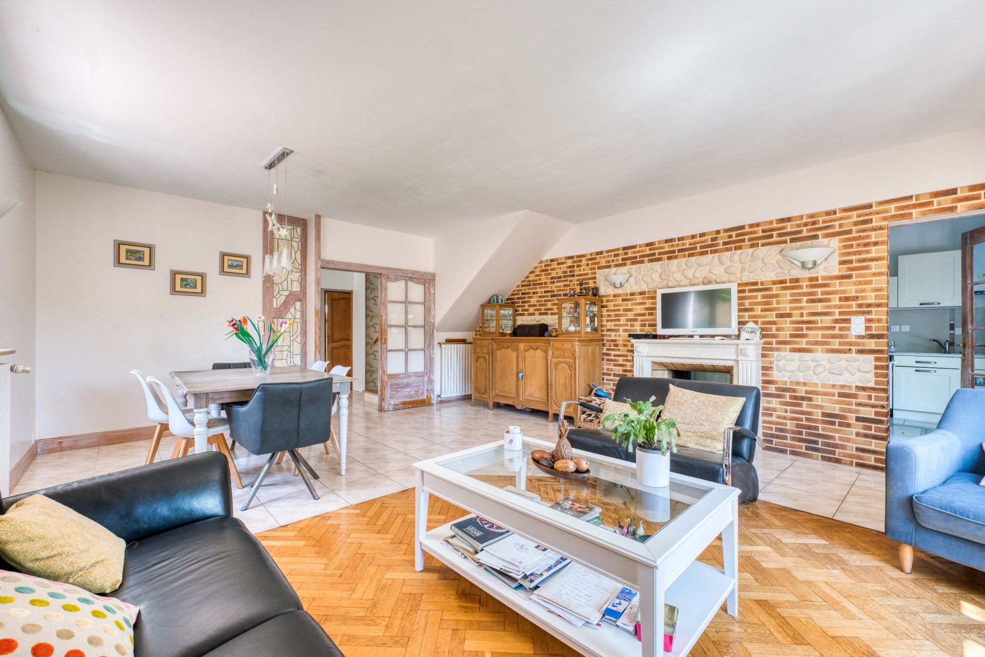 prestigious house 7 Rooms for sale on LA ROCHELLE (17000)