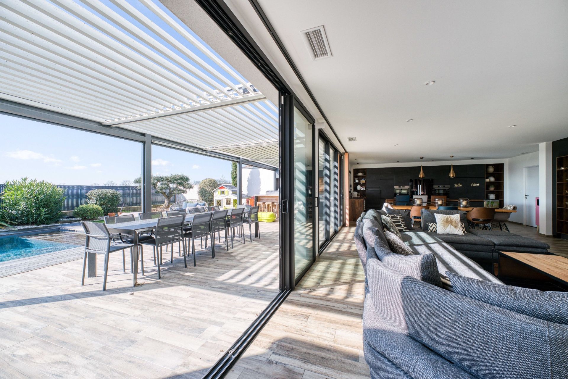 prestigious house 6 Rooms for sale on ST ROGATIEN (17220)