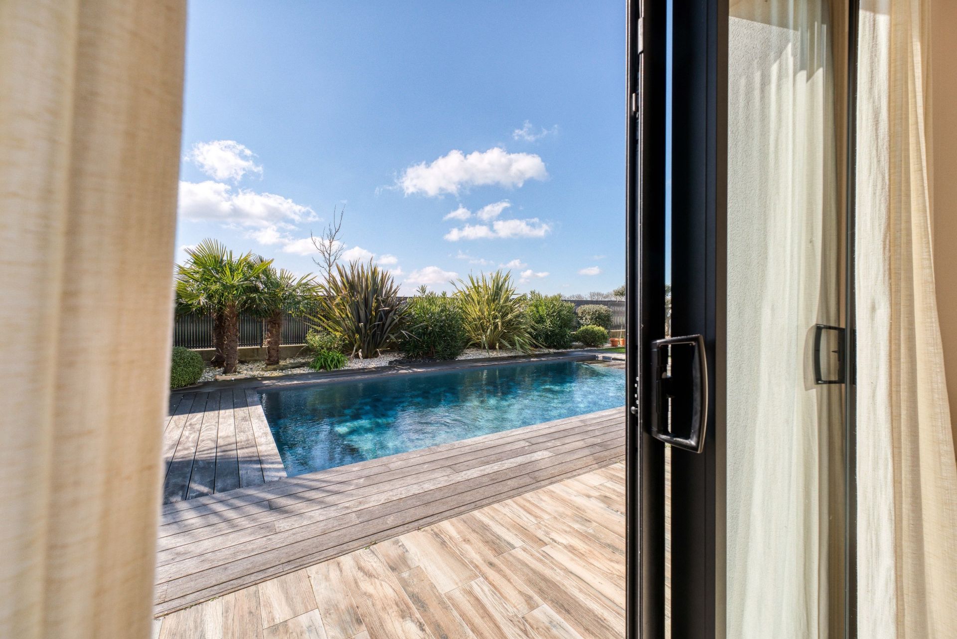 prestigious house 6 Rooms for sale on ST ROGATIEN (17220)