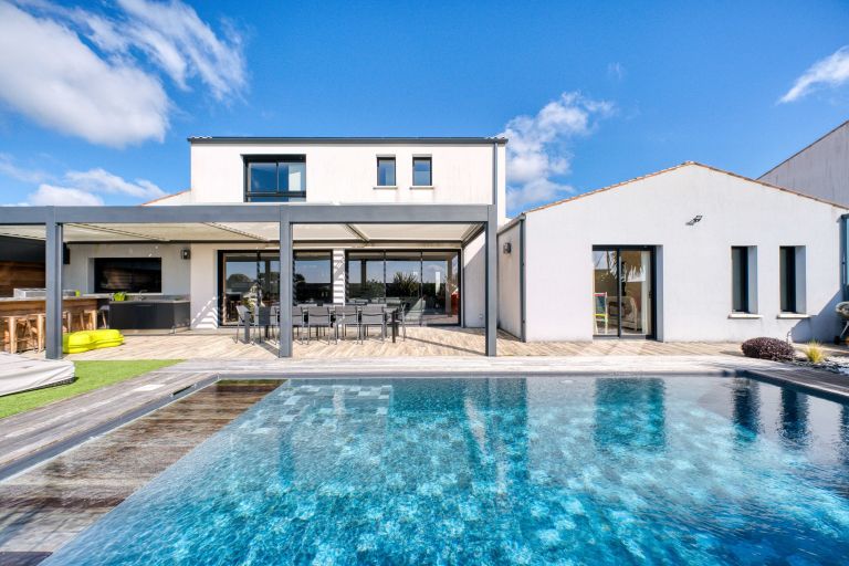 prestigious house 6 Rooms for sale on ST ROGATIEN (17220)