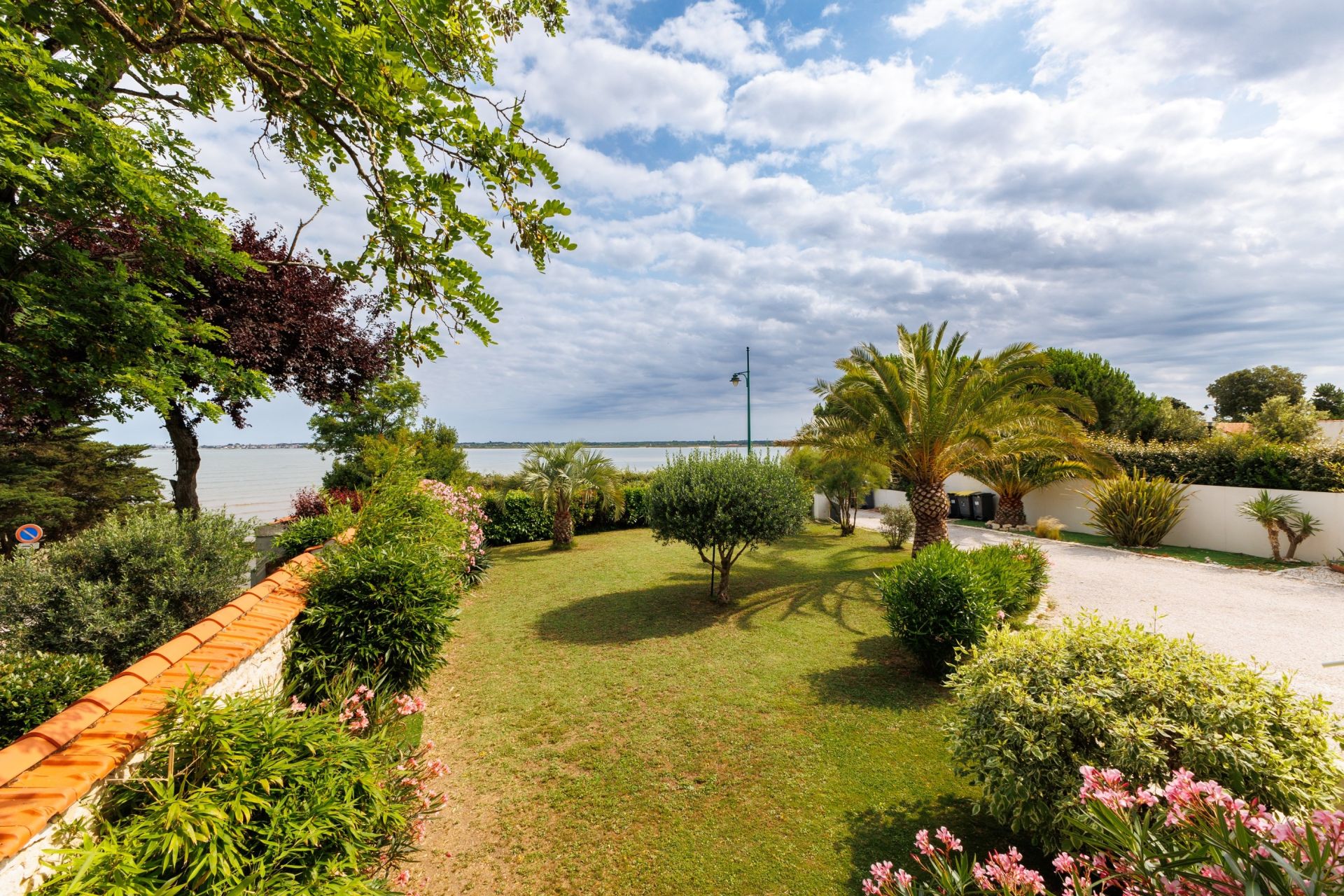 prestigious house 10 Rooms for sale on PORT DES BARQUES (17730)