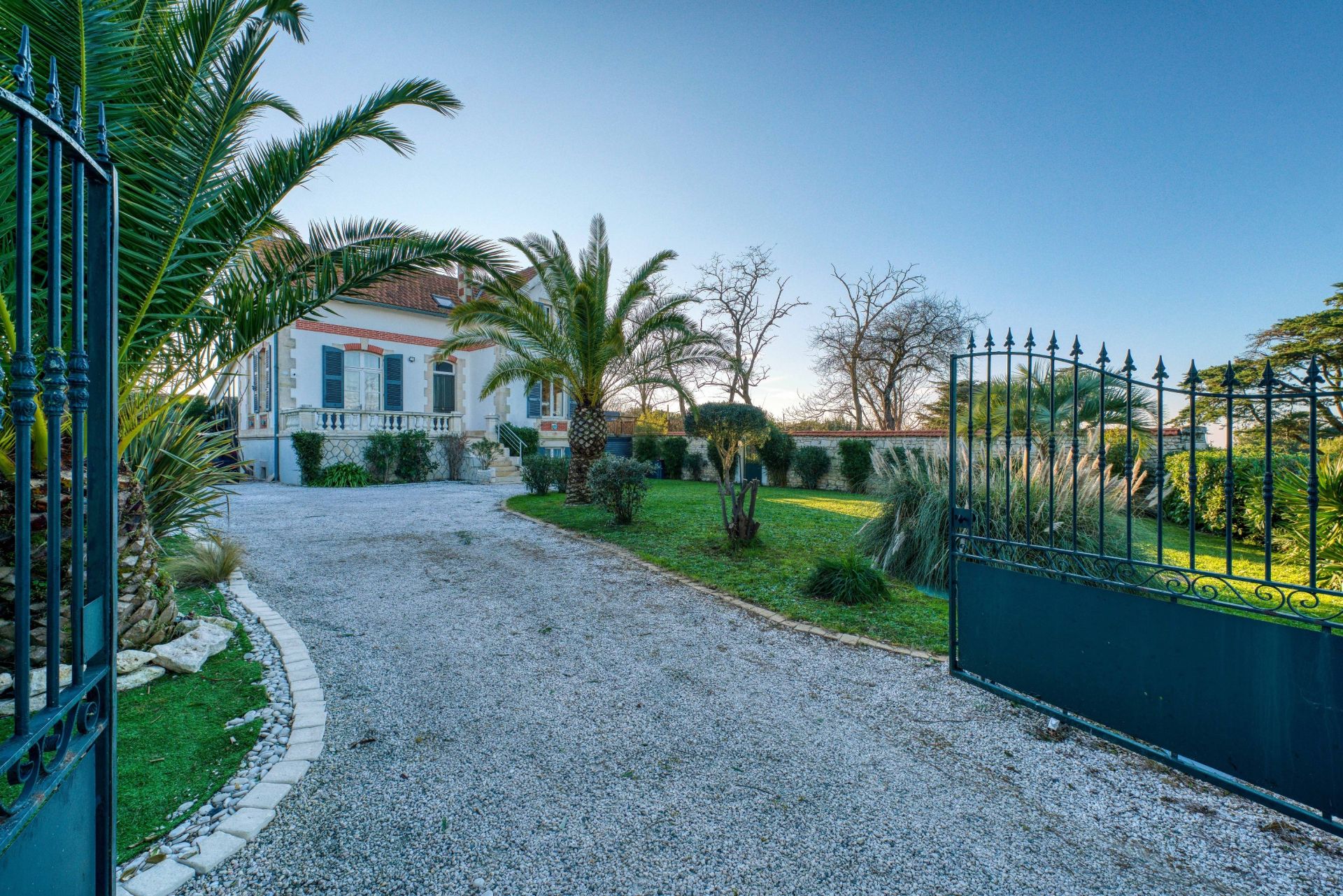 prestigious house 10 Rooms for sale on PORT DES BARQUES (17730)