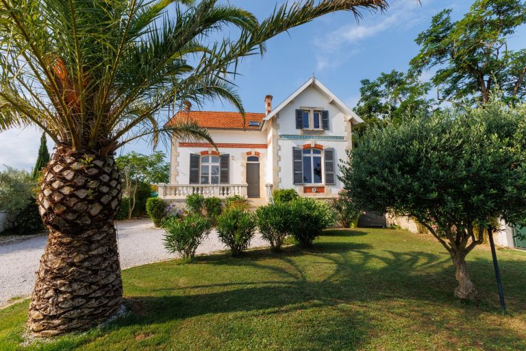 prestigious house 10 Rooms for sale on PORT DES BARQUES (17730)