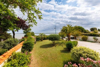 Sale Prestigious house Port-des-Barques 10 Rooms 340 m²