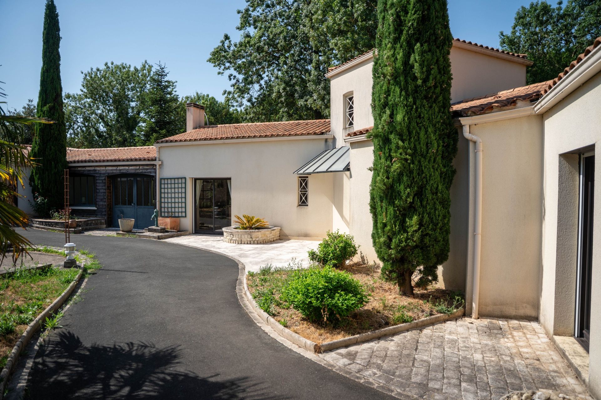prestigious house 7 Rooms for sale on LAGORD (17140)