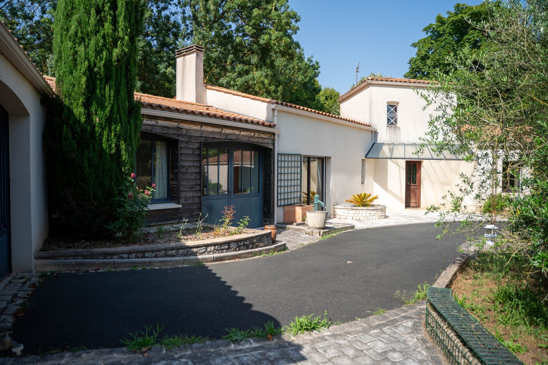 prestigious house 7 Rooms for sale on LAGORD (17140)