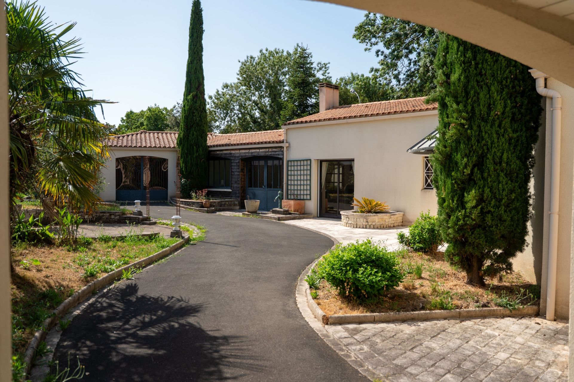 prestigious house 7 Rooms for sale on LAGORD (17140)