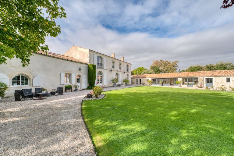 prestigious house 7 Rooms for sale on LA ROCHELLE (17000)