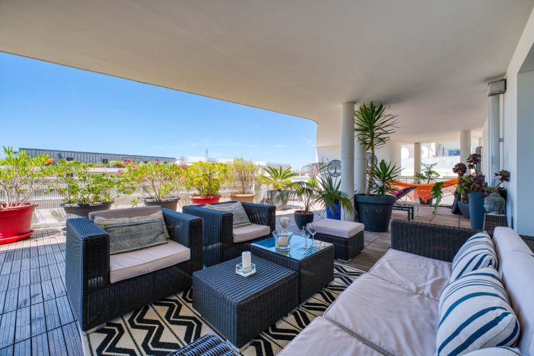 prestigious apartment 5 Rooms for sale on LA ROCHELLE (17000)