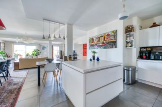 prestigious apartment 5 Rooms for sale on LA ROCHELLE (17000)