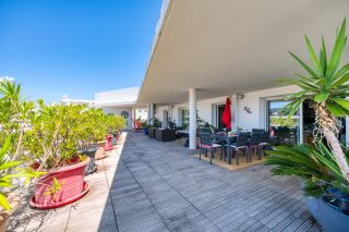 prestigious apartment 5 Rooms for sale on LA ROCHELLE (17000)