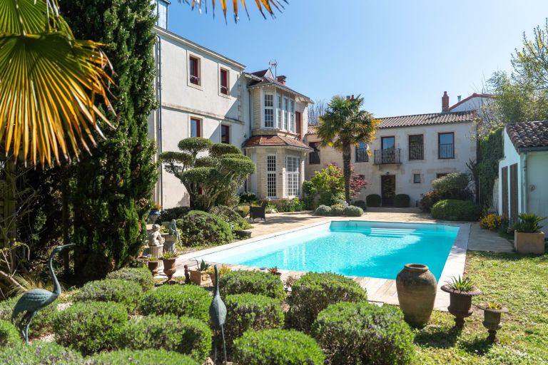 prestigious house 8 Rooms for sale on LA ROCHELLE (17000)