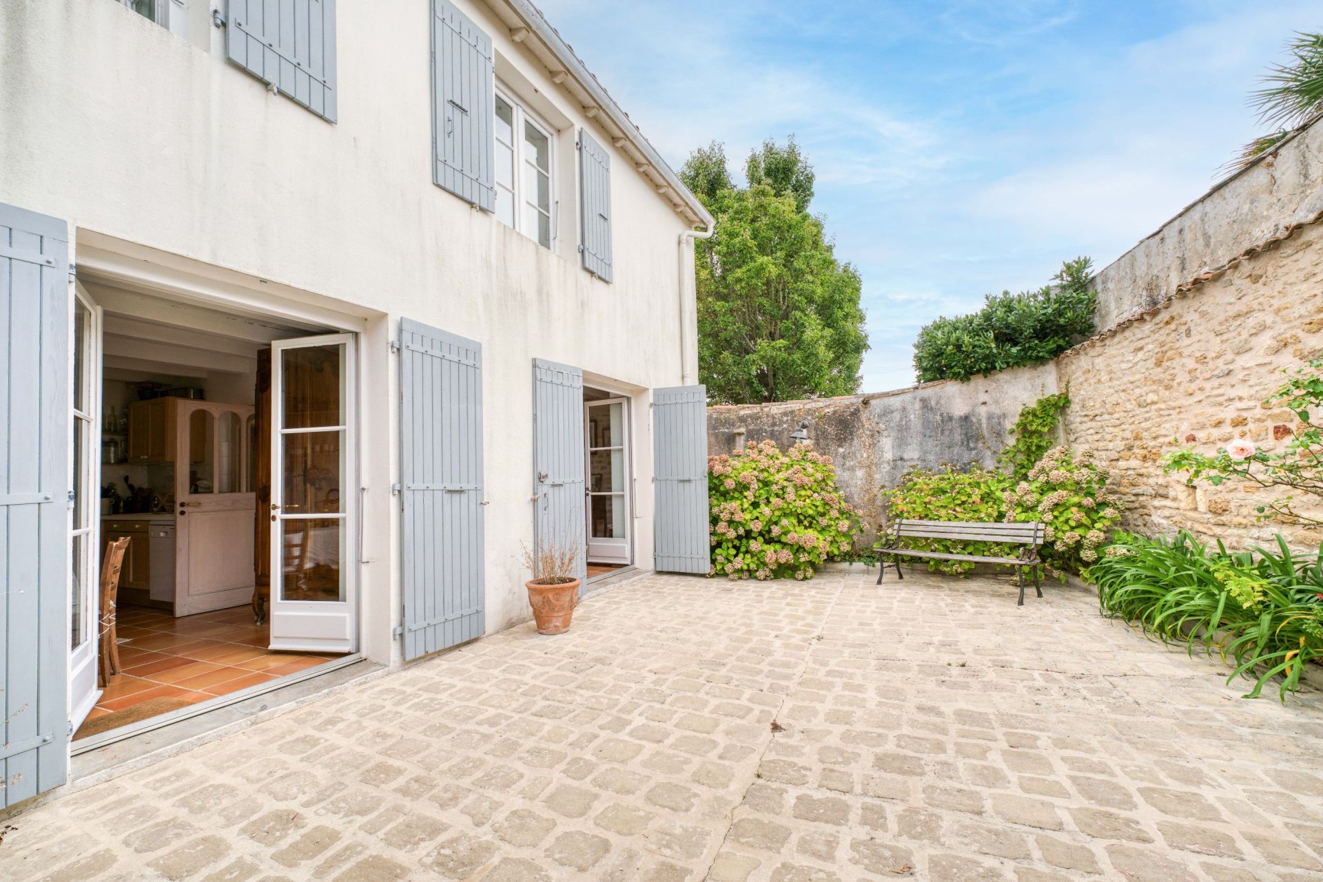 prestigious house 8 Rooms for sale on ARS EN RE (17590)