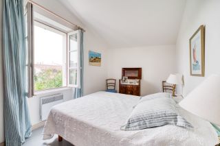 prestigious house 8 Rooms for sale on ARS EN RE (17590)