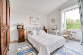 prestigious house 8 Rooms for sale on ARS EN RE (17590)